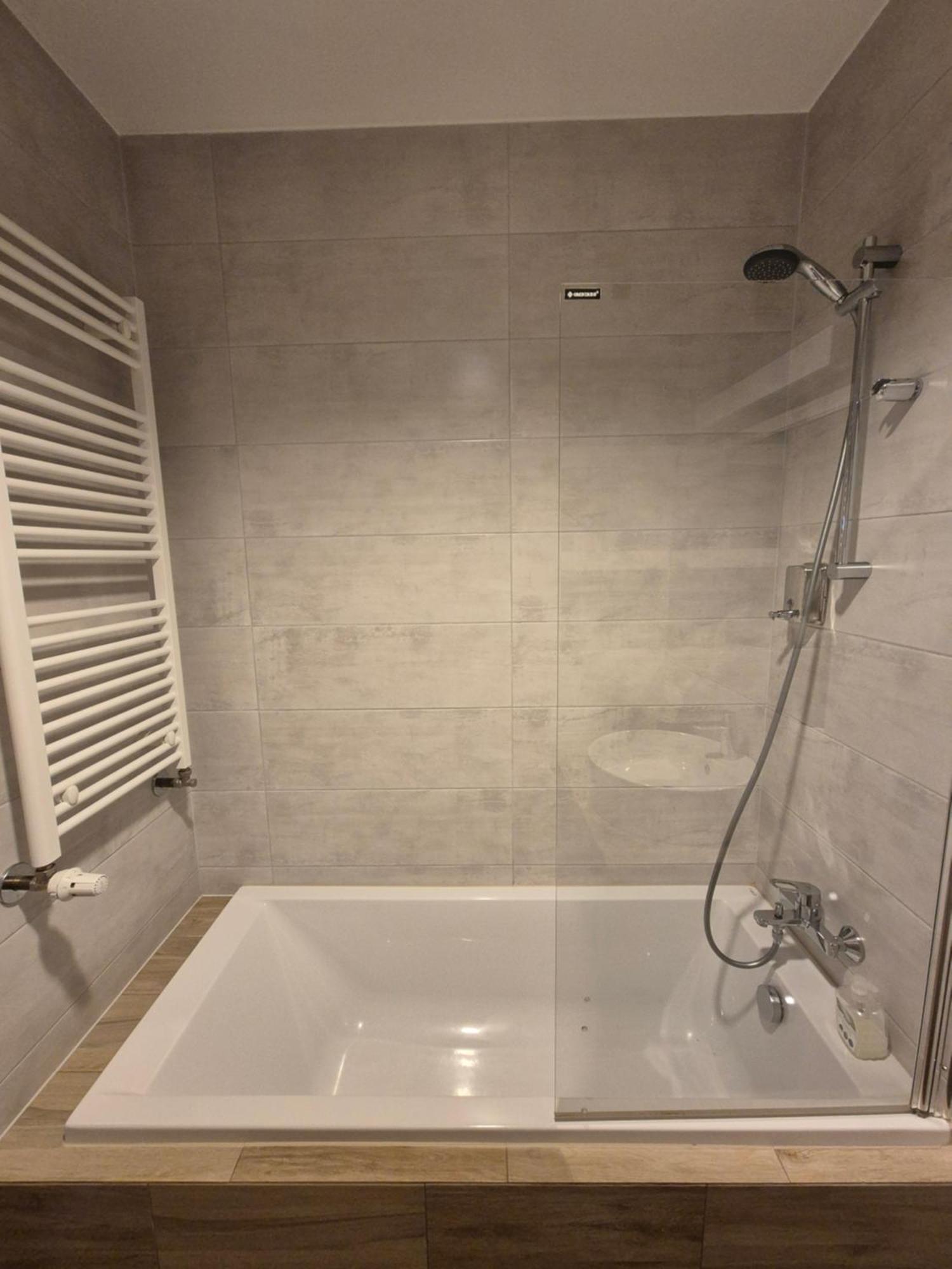 Apartament Wsrod 1000Cy Swiatel - Z Parkingiem W Hali Garazowej- Duzy Balkon Z Lezakami - Piekny Widok Noca Na Panorame Tysiaclecia 카토비체 외부 사진
